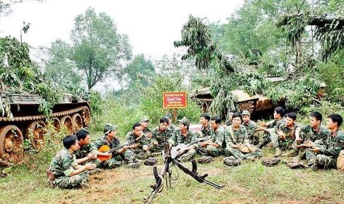 Giáp trước thân xe được thiết kế nghiêng, trong khi tháp pháo có hình dạng bo tròn đặc trưng.