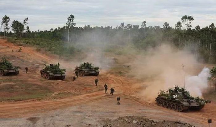 Xe tăng T-54 đáp ứng yêu cầu đó với thiết kế cân bằng hơn giữa hỏa lực, giáp bảo vệ và khả năng cơ động.