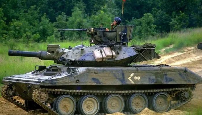 Đến cuối thập niên 1980 và đầu thập niên 1990, Quân đội Mỹ bắt đầu tìm phương tiện thay thế Sheridan.