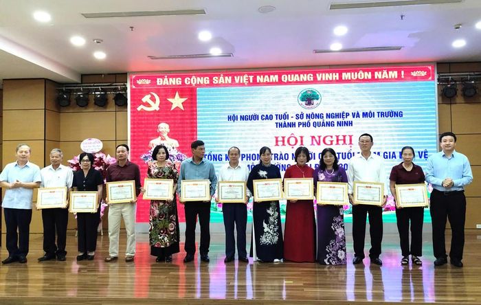 5 tập thể và 6 cá nhân người cao tuổi được biểu dương, khen thưởng vì có thành tích xuất sắc trong phong trào thi đua “Người cao tuổi bảo vệ môi trường” giai đoạn 2022-2026.