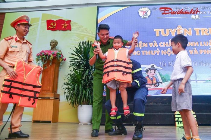 Học sinh cũng được hướng dẫn cách sử dụng dụng cụ nổi, áo phao và thực hành mặc áo phao đúng cách khi tham gia giao thông đường thủy.