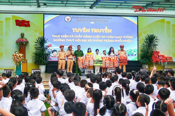 Đối với an toàn giao thông đường thủy, báo cáo viên Đội CSGT đường thủy số 2 hướng dẫn học sinh nhận diện các nguy cơ mất an toàn khi vui chơi, sinh hoạt tại khu vực sông, hồ, ao; cách xử lý khi gặp tình huống khẩn cấp trên sông nước.