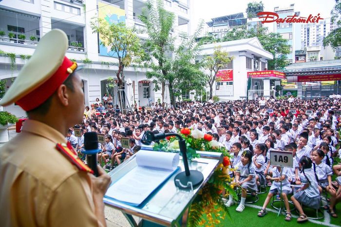 Theo đại diện các đơn vị chức năng, việc tuyên truyền pháp luật và trang bị kỹ năng an toàn cho học sinh được duy trì thường xuyên, đặc biệt vào đầu năm học. Qua đó, giúp học sinh nâng cao ý thức chấp hành pháp luật, chủ động nhận diện và phòng tránh các nguy cơ mất an toàn trong học tập, sinh hoạt và khi tham gia giao thông.
