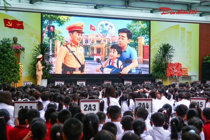 Tại chương trình, báo cáo viên Đội CSGT đường bộ số 4, Phòng CSGT phổ biến các quy định về trật tự, an toàn giao thông đường bộ, tập trung vào những kiến thức phù hợp với lứa tuổi học sinh tiểu học và THCS.