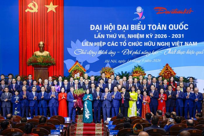 Chủ tịch Bùi Thị Minh Hoài tặng hoa chúc mừng Ban Chấp hành Liên hiệp các tổ chức hữu nghị Việt Nam khóa VII, nhiệm kỳ 2026 - 2031. Ảnh: Quang Vinh.