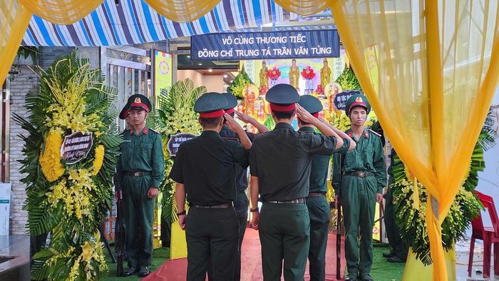 Đồng đội tiễn biệt Trung tá Trần Văn Tùng. Ảnh: Trịnh Cường.
