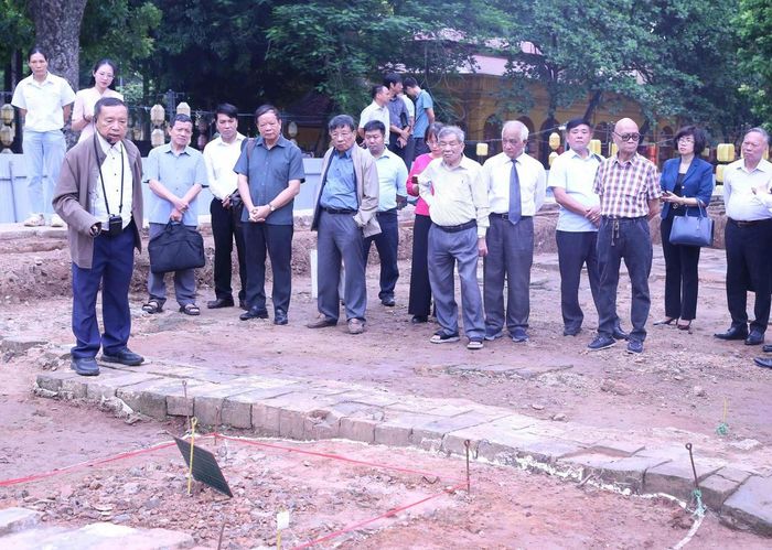 PGS.TS Tống Trung Tín giới thiệu các kết quả nổi bật từ đợt khai quật khảo cổ học lần thứ 4 năm 2026 khu vực nền điện Kính Thiên.
