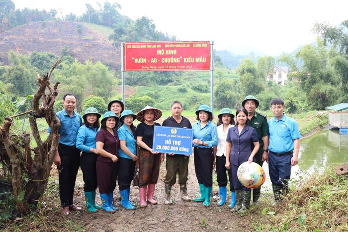 Các đơn vị trao kinh phí hỗ trợ xây dựng mô hình “Vườn - Ao - Chuồng” cho gia đình bà Nguyễn Thị Nha (ở thôn Còn Kéo, xã Đồng Đăng).