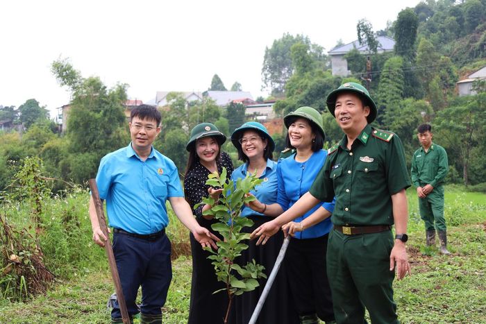Các đại biểu tham gia trồng cây trong mô hình.