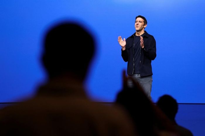  Tân CEO Apple, ông John Ternus, phát biểu tại sự kiện do Apple tổ chức ở Nhà hát Steve Jobs trong khuôn viên công ty tại Cupertino, California, Mỹ vào ngày 9/9. Ảnh: Reuters. 