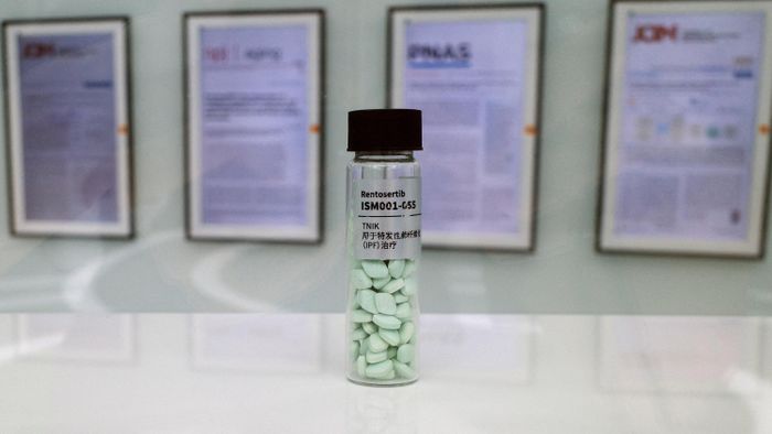  Ứng viên thuốc rentosertib của Insilico Medicine, được thiết kế và phát triển bằng AI tạo sinh. Ảnh: Reuters. 