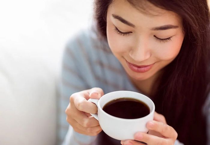 Caffeine có thể giúp tỉnh táo tạm thời, nhưng không thay thế giấc ngủ và không giải quyết nguyên nhân gây mệt mỏi. Ảnh: Eat This Not That.