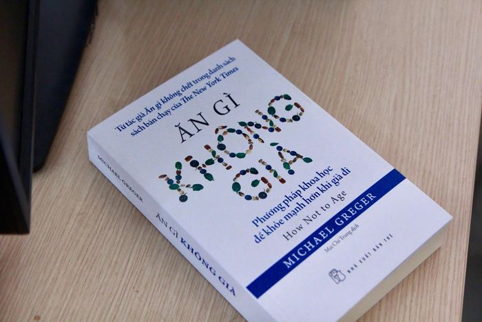 Trong cuốn Ăn gì không già, bác sĩ Michael Greger nhấn mạnh vai trò của giấc ngủ đối với sức khỏe, đồng thời lưu ý những hệ lụy khi thiếu ngủ kéo dài. Ảnh: NXB Trẻ.