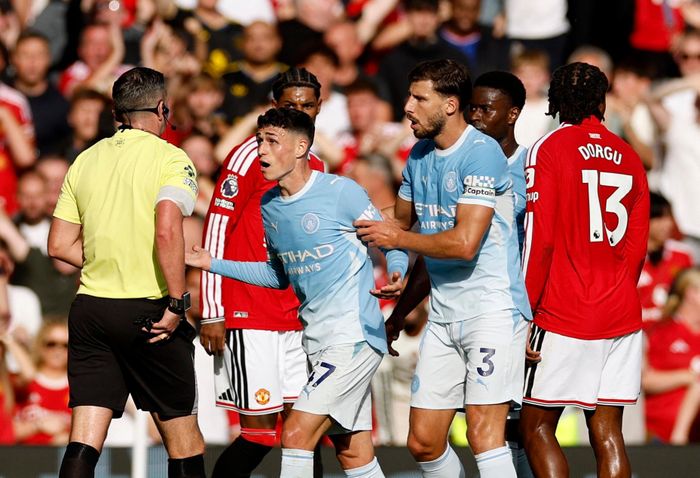  Foden (47) rời sân ngay giữa hiệp một. Ảnh: Reuters. 