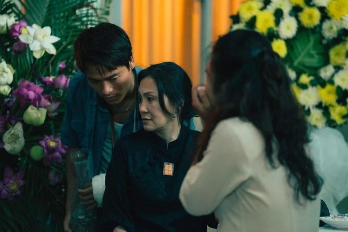 Lên hương xoay quanh thế giới của những người mưu sinh bằng nghề tang lễ.