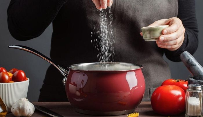  Ăn quá nhiều muối có thể làm tăng lượng canxi bài tiết qua nước tiểu, từ đó góp phần tạo môi trường thuận lợi cho một số loại sỏi hình thành. Ảnh: Magnific. 