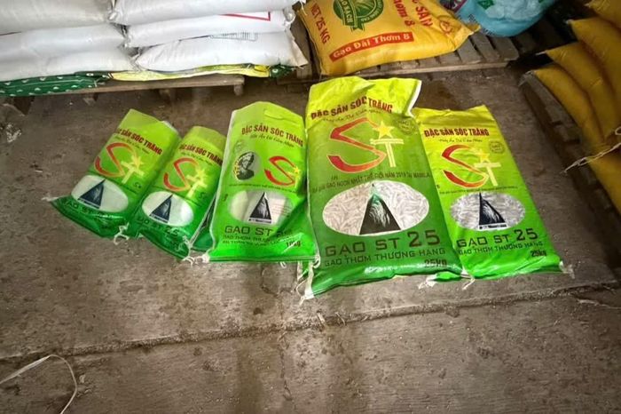 Tang vật vụ án là những bao gạo mang nhãn mác ST25. Ảnh: Ngọc Khuê.