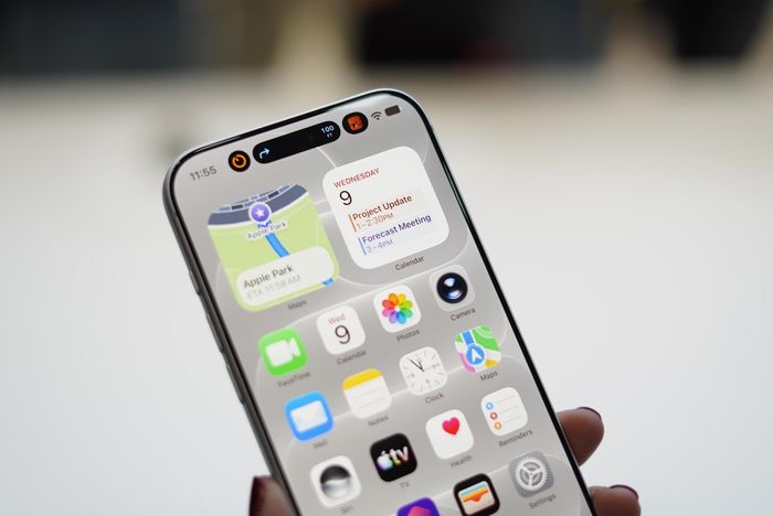 Dynamic Island có thể chứa 3 hoạt động cùng lúc trên iPhone 18 Pro Max. Ảnh: The Verge.
