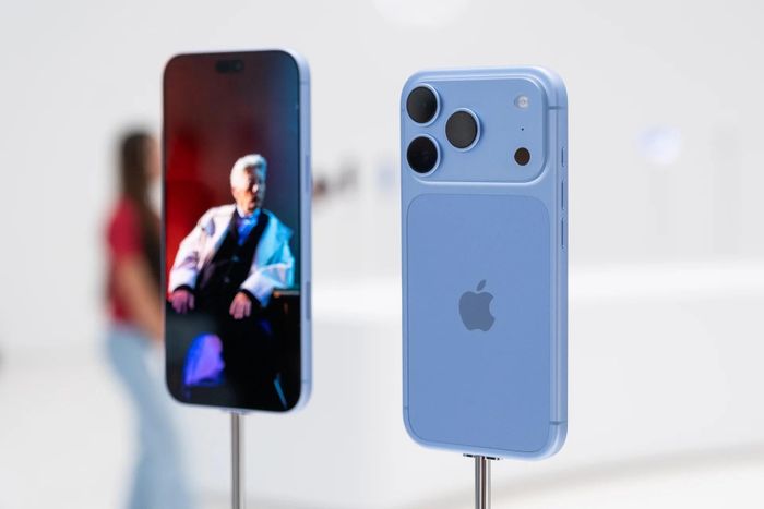 iPhone 18 Pro Max màu xanh dương. Ảnh: Gizmodo.