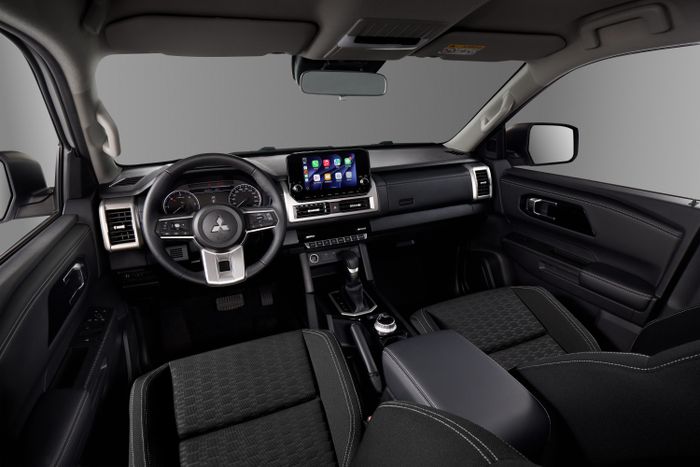 Nội thất Mitsubishi Triton Premium. Ảnh: Mitsubishi.