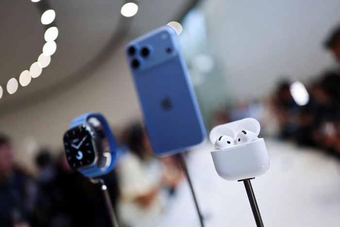  Apple Watch, iPhone 18 Pro và AirPods được trưng bày trong sự kiện của Apple tại Mỹ. Ảnh: Reuters. 