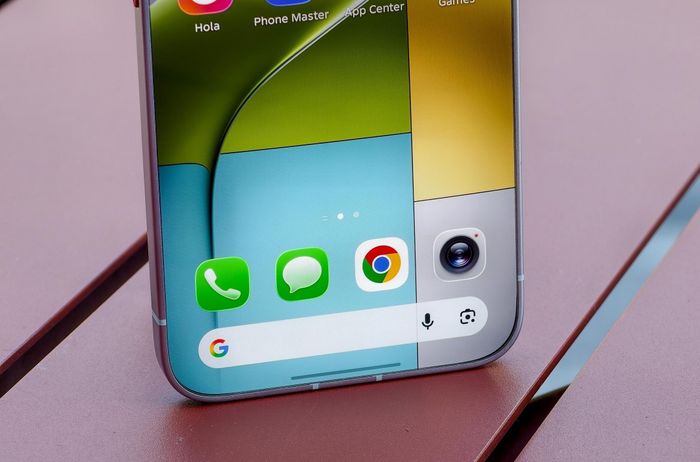  Tecno trưng bày Bezelless tại triển lãm điện tử IFA 2026. Ngay khi nhìn vào mặt trước, người dùng sẽ thấy sản phẩm không có viền đen bao quanh màn hình, ngoại trừ khung kim loại rất mảnh, chỉ thấy rõ khi quan sát từ góc nghiêng. Ảnh: The Verge. 