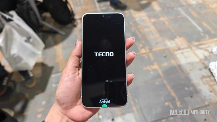  Chưa rõ Tecno có kế hoạch thương mại hóa Bezelless trong tương lai gần hay không. Nhiều tin đồn cho biết Apple cũng đang phát triển mẫu iPhone không viền, dự kiến ra mắt vào 2027 để kỷ niệm 20 năm dòng iPhone ra đời. Ảnh: Android Authority. 