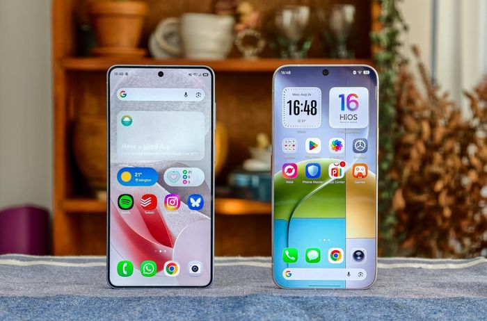  Theo trải nghiệm từ The Verge, thân hình của Bezelless dày hơn đôi chút so với đa số smartphone khác, dù rất khó cảm nhận. Khi đặt cạnh Galaxy S26+ từ Samsung (trái), độ dày của viền màn hình là khác biệt rõ nhất. Ảnh: The Verge. 