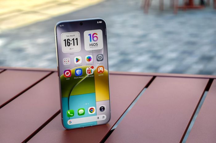  Dù mới dừng ở mức ý tưởng (concept), The Verge nhận định Bezelless là minh chứng cho thấy các hãng có thể thu gọn viền màn hình quanh smartphone, tuy không thể loại bỏ hoàn toàn khung kim loại bao quanh máy. Ảnh: The Verge. 