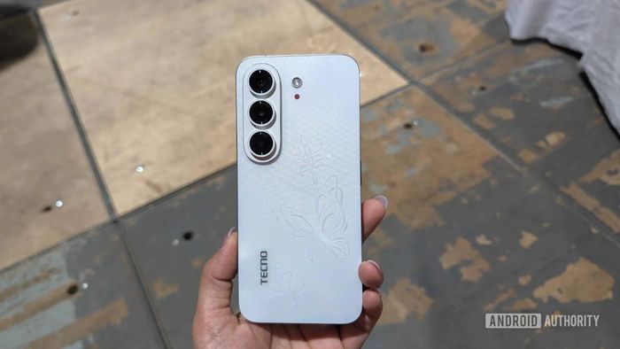  Nhìn vào mặt sau, người dùng dễ nhầm rằng Bezelless trang bị 3 camera. Thực tế, máy chỉ có 2 ống kính với camera chính 50 MP và camera góc siêu rộng 8 MP, bên cạnh camera selfie 32 MP ở mặt trước. Hãng không sử dụng công nghệ camera ẩn dưới màn hình. Ảnh: Android Authority. 