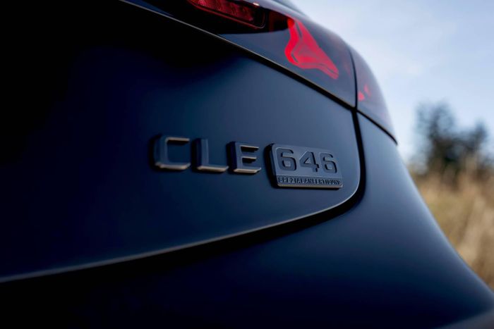  Mercedes-AMG CLE 646 Spezialanfertigung chỉ được sản xuất thủ công tại Affalterbach với mức giá chưa được tiết lộ. Toàn bộ 30 chiếc đã có chủ trước khi ra mắt chính thức. 