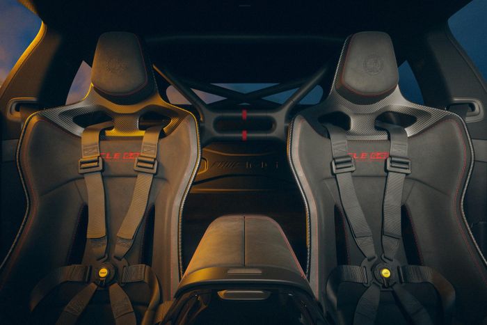  Tuy nhiên, xe được nâng cấp ghế đua bucket seat, khung chống lật, ốp cửa sợi carbon, vô lăng AMG bọc vi sợi Dinamica... Hàng ghế sau, vật liệu cách âm và nhiều trang bị tiện nghi bị loại bỏ để giảm tổng khối lượng. 