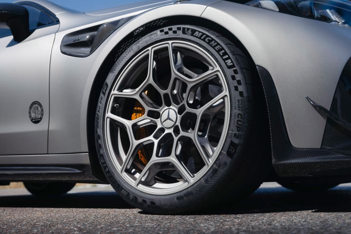  Hãng xe đến từ Đức cũng trang bị bộ mâm forged AMG Performance kích thước 20 inch, đi kèm cùm phanh sơn vàng đồng 6 piston ở cầu trước và 1 piston ở cầu sau. 