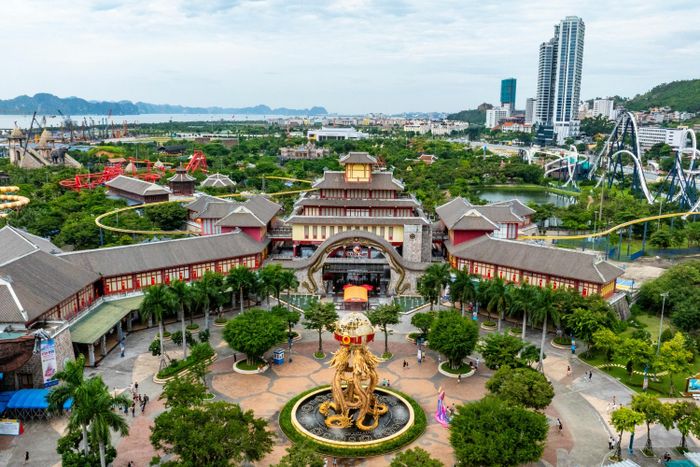  Toàn cảnh Công viên Rồng, phường Bãi Cháy, Quảng Ninh. 