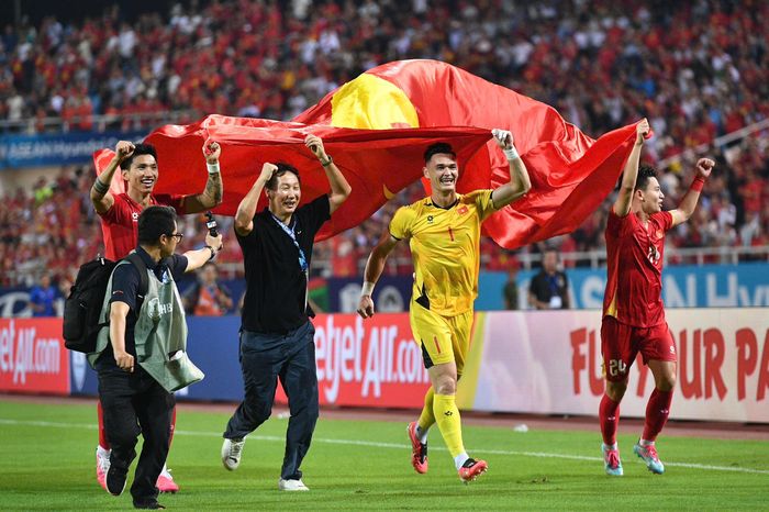  Lê Giang (áo vàng) đang thành công ở Việt Nam. Ảnh: Đinh Hà. 