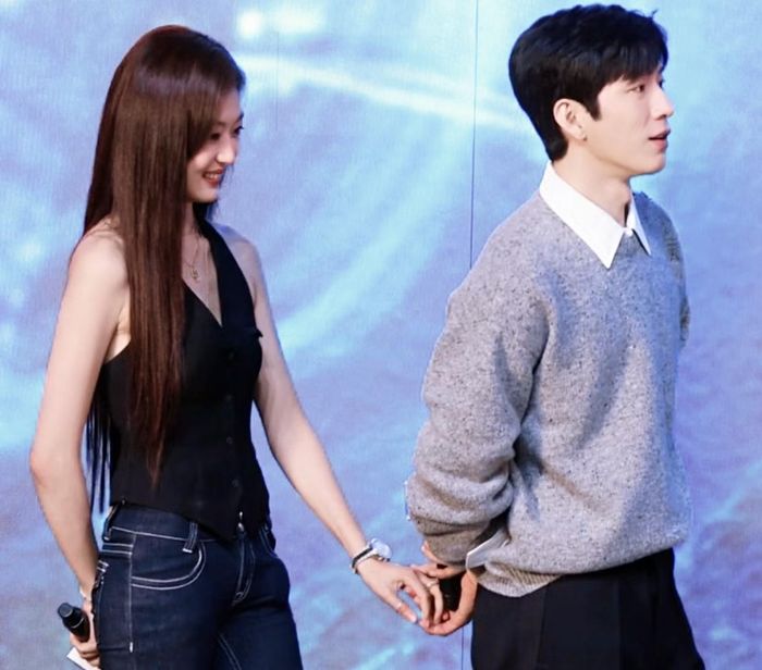 Khoảnh khắc gây bàn tán của bộ đôi. Ảnh: Weibo.