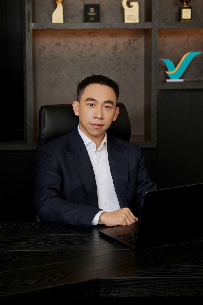 Ông Phạm Nhật Quân Anh (trái) và Phạm Nhật Minh Hoàng tiếp quản hệ sinh thái xe điện hàng tỷ USD từ tay cha mẹ. Ảnh: VIC.