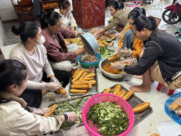  Sáng 14/9, nhiều suất bánh mì nóng được gửi đến bà con xã Lao Bảo. Ảnh: Trang thông tin xã Lao Bảo. 