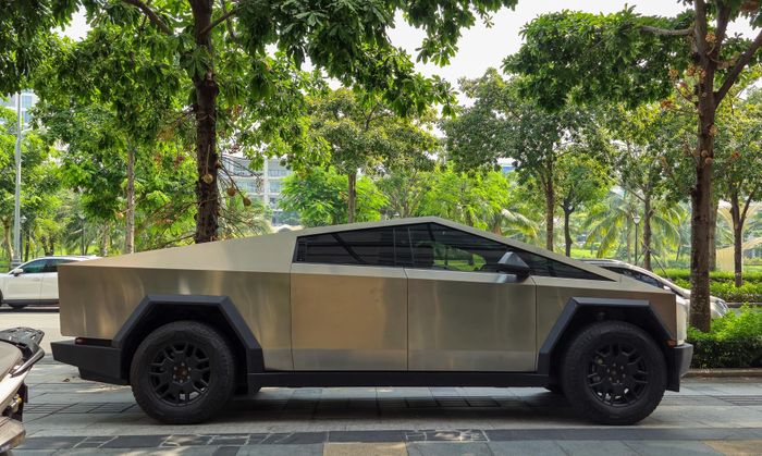  Tesla Cybertruck dài gần 5,7 m và sở hữu thiết kế khá dị. Ảnh: Phúc Hậu. 
