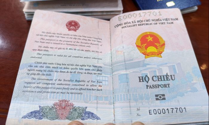  Người dùng VNeID mức 2 cần tích hợp đầy đủ các giấy tờ theo quy định, trong đó có thông tin hộ chiếu, để được hưởng quyền lợi miễn lệ phí. Ảnh: Hoàng Lam.