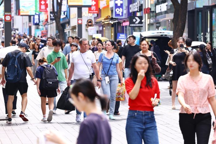  Khách quốc tế dạo chơi trên tuyến phố đi bộ đông đúc tại khu mua sắm Myeong-dong, Seoul, Hàn Quốc, ngày 27/8. Ảnh: Yonhap.