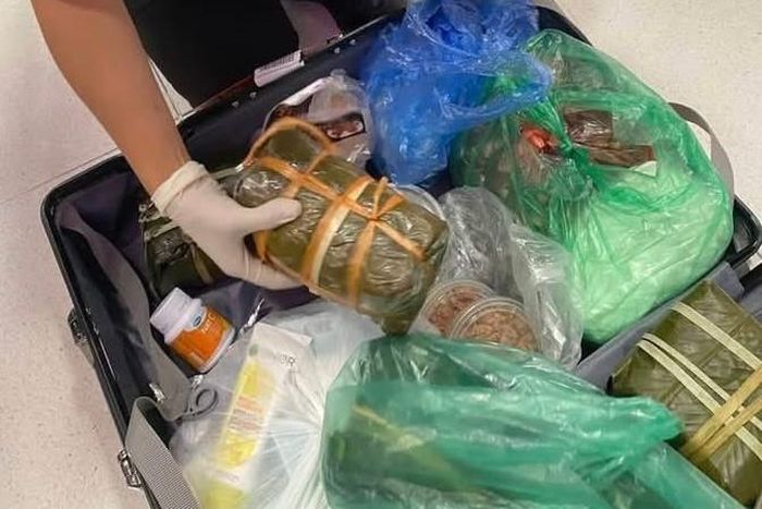  Chả giò, bánh chưng, pate bên trong vali của khách Việt nhập cảnh Thái Lan cuối tháng 12/2025. Ảnh: Suvarnabhumi Airport. 