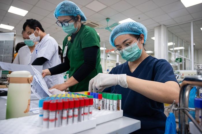  Xét nghiệm đúng thời điểm giúp phát hiện sốt xuất huyết và theo dõi nguy cơ diễn biến nặng. Ảnh: Đinh Hà. 