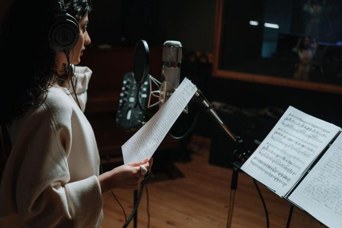 Ảnh minh họa: Trong một phòng thu sách nói. Nguồn ảnh: CottonbroStudio.