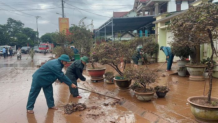  Ban chỉ huy Quân sự xã Lao Bảo phối hợp với các lực lượng khắc phục hậu quả sau mưa lũ sáng 14/9. Ảnh: Ban CHQS xã Lao Bảo. 