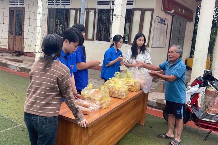 Lực lượng chức năng và các mạnh thường quân ở địa phương hỗ trợ cơm nóng, bánh mì, nước uống cho bà con vùng ngập xã Lao Bảo. Ảnh: Trang thông tin xã Lao Bảo.