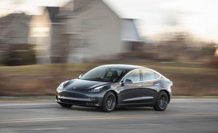  Tesla Model 3 tại Mỹ có giá khoảng 36.990-47.240 USD. Ảnh: Cars and Driver.