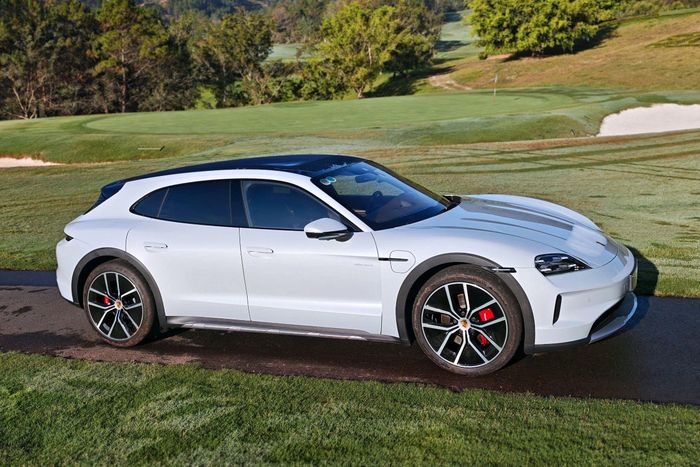  Porsche Taycan là đối thủ mạnh đang ở cùng phân khúc với Model S nếu xe được bán tại Việt Nam. Ảnh: Phong Vân.