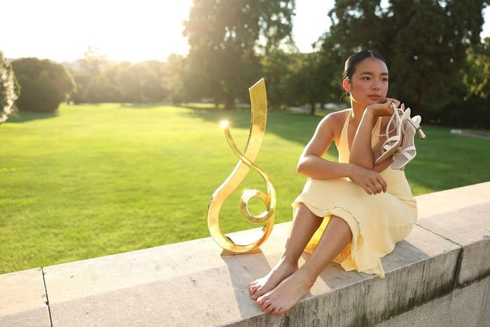 Alex Eala đặc biệt yêu thích nhân vật Darcy trong tác phẩm "Kiêu hãnh và định kiến", vì thế có "tiêu chuẩn cao" khi chọn bạn trai. Ảnh: @alex.eala.