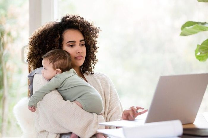 Trở lại công việc sau sinh là đề bài khó với người lần đầu làm mẹ. Ảnh: The Matrescence.